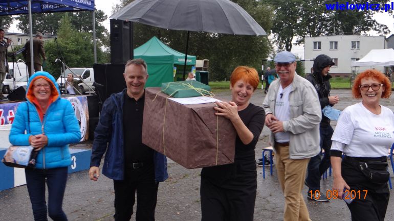 zdjęcie przedstawia Przewodnicząca KGW z pierwszą nagrodą otrzymaną na targach w Sypniewie