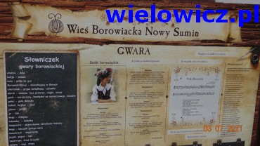 Plansza z napisem Wioska Borowiacka Nowy Sumin